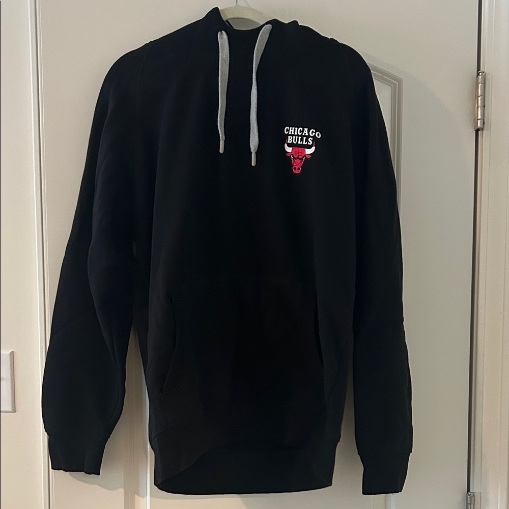 Men’s large Antigua Bulls Black Hoodie